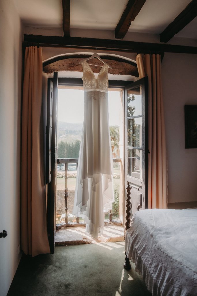 vestido de novia colgado en la ventana