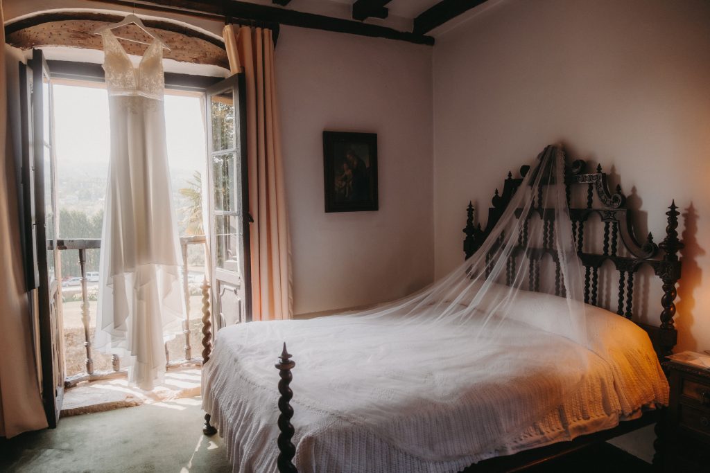 vestido de novia colgado en el palacio de Meres